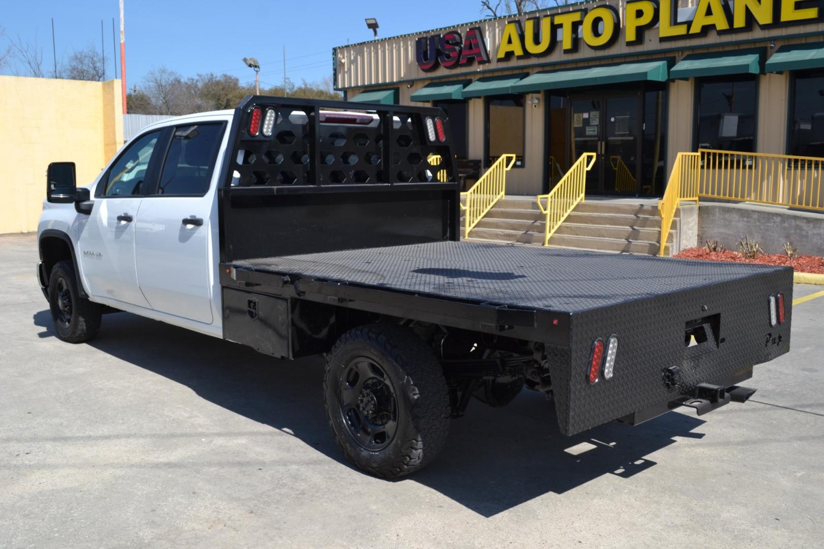 2020 WHITE /BLACK CHEVROLET 2500HD with an V8 6.6L GASOLINE engine, 6SPD AUTOMATIC transmission, located at 9172 North Fwy, Houston, TX, 77037, (713) 910-6868, 29.887470, -95.411903 - 8.5FT FLATBED, GOOSENECK HITCH, 4X4, 10,850LB GVWR , CREW CAB, WB: 158", REVERSE CAMERA, POWER WINDOWS, LOCKS & MIRRORS, TOOLBOX - Photo#6